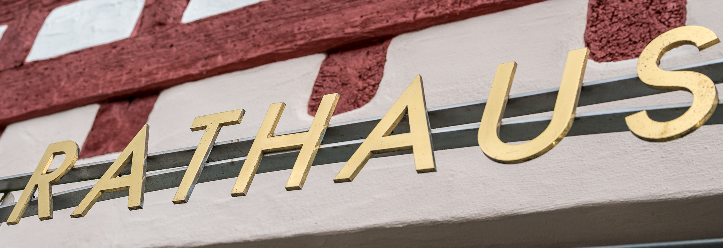 Schriftzug "Rathaus" über dem Eingang